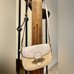 Selling a lightly used Coach bag in very good condition